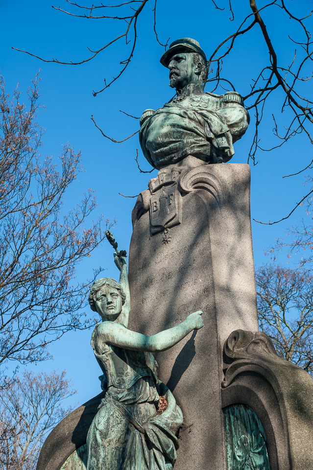 20120204-A036-00-grave-at-Pere-LaChaise-Cemetary.jpg